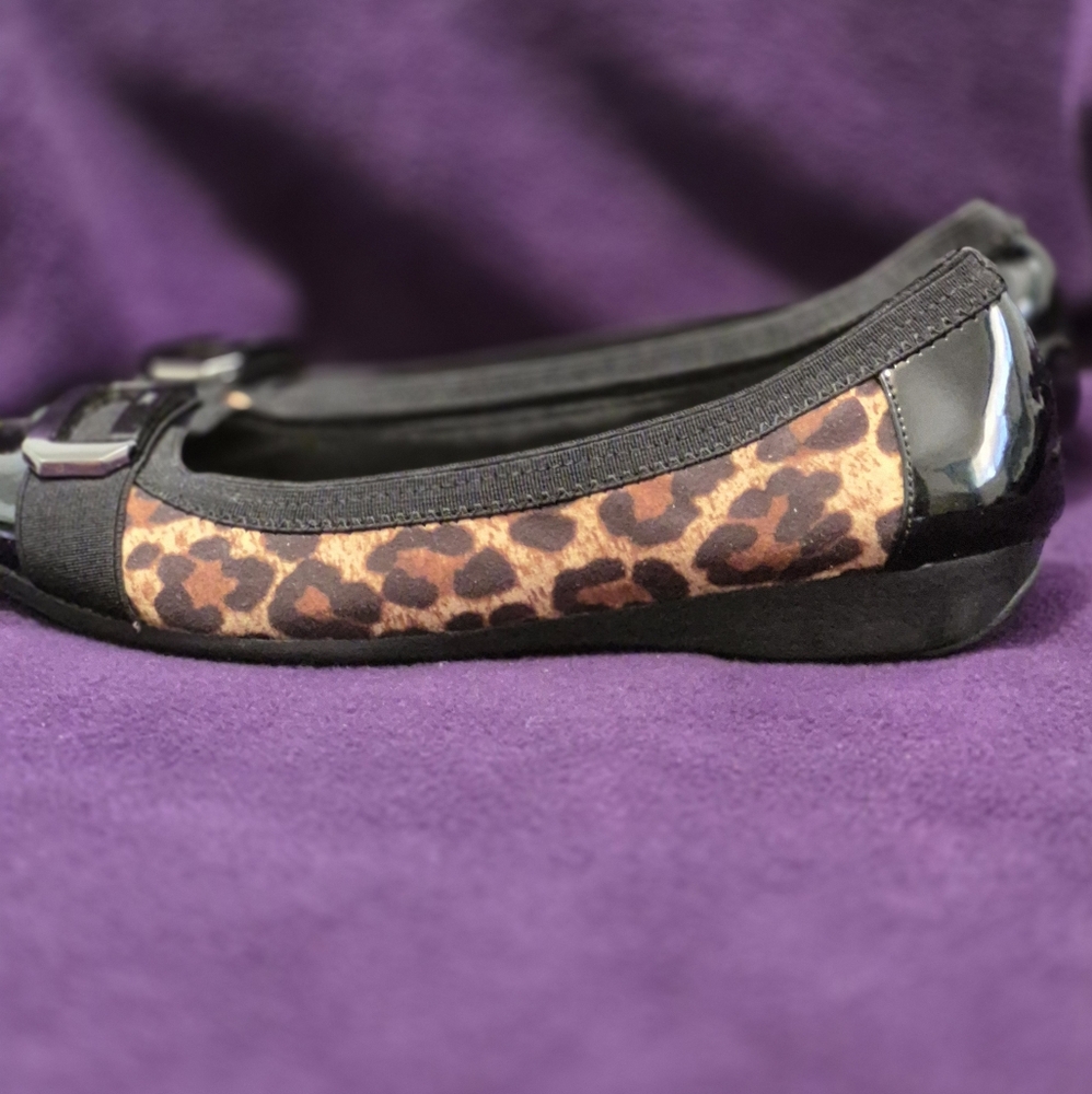 16-KK Anne Klein 7.5 Leopard Print & Black Flats women's slip-ons comfort shoes - Picture 4 of 10